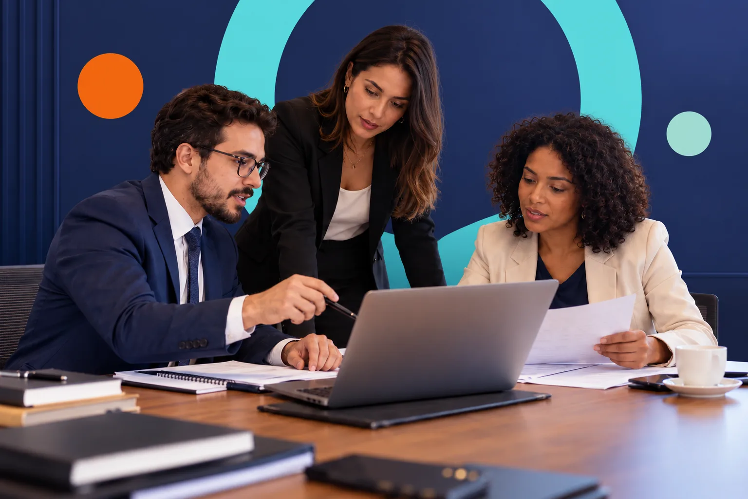 Equipe jurídica colaborando com documentos e notebook em um escritório