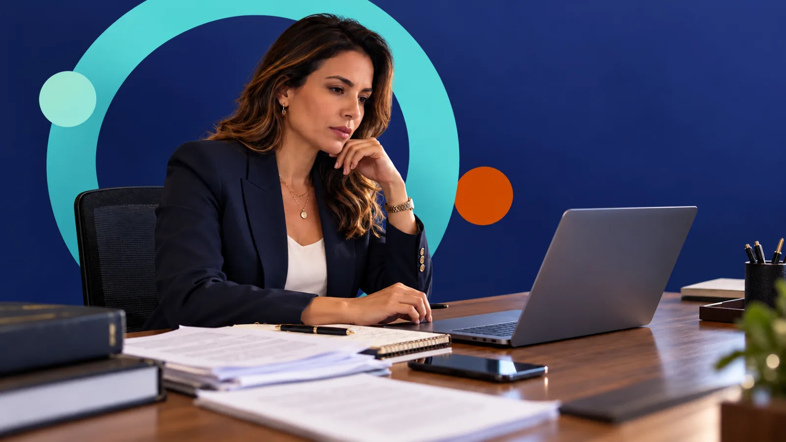Advogada analisando documentos e informações conectadas em seu escritório
