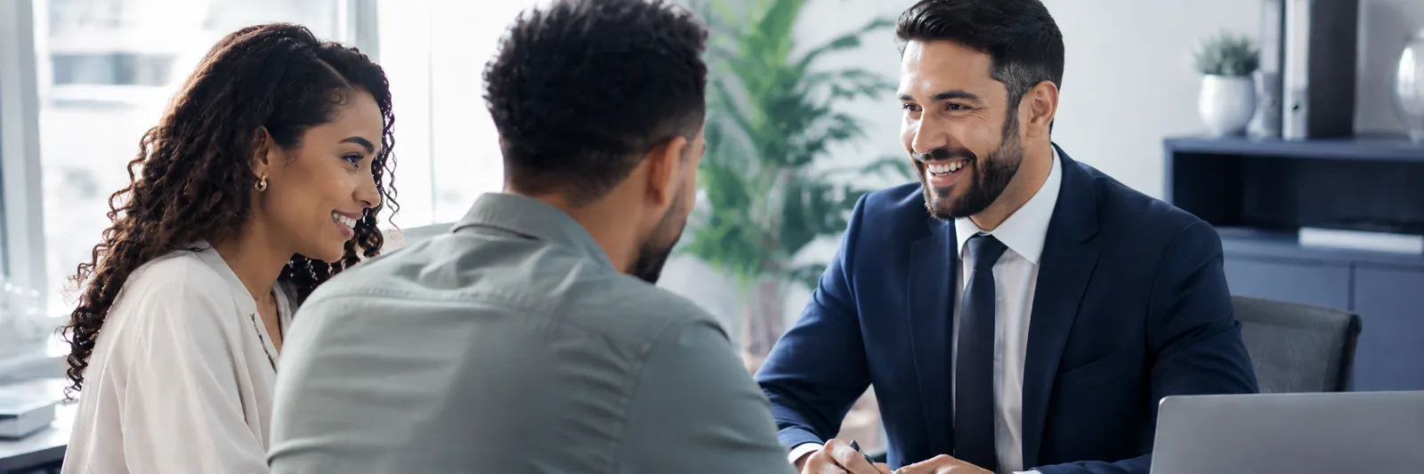 Advogado atendendo clientes com apoio do software jurídico BigAdv
