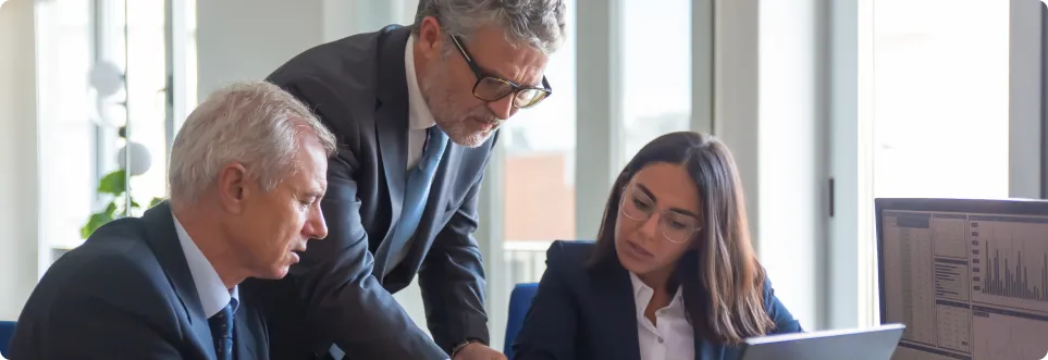 Equipe usando software jurídico para escritório de advocacia